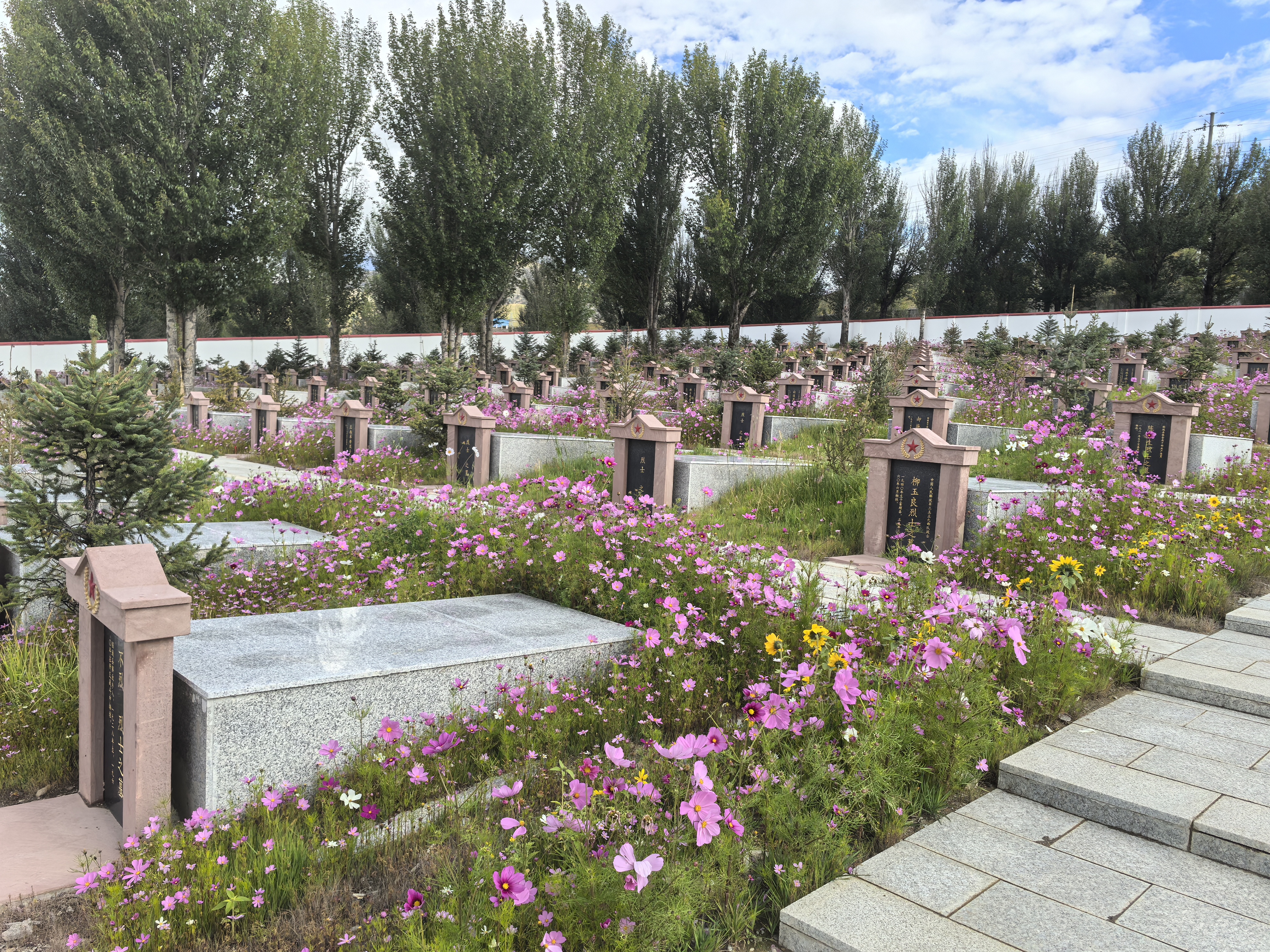 捐資800萬，修繕改建稻城烈士陵園